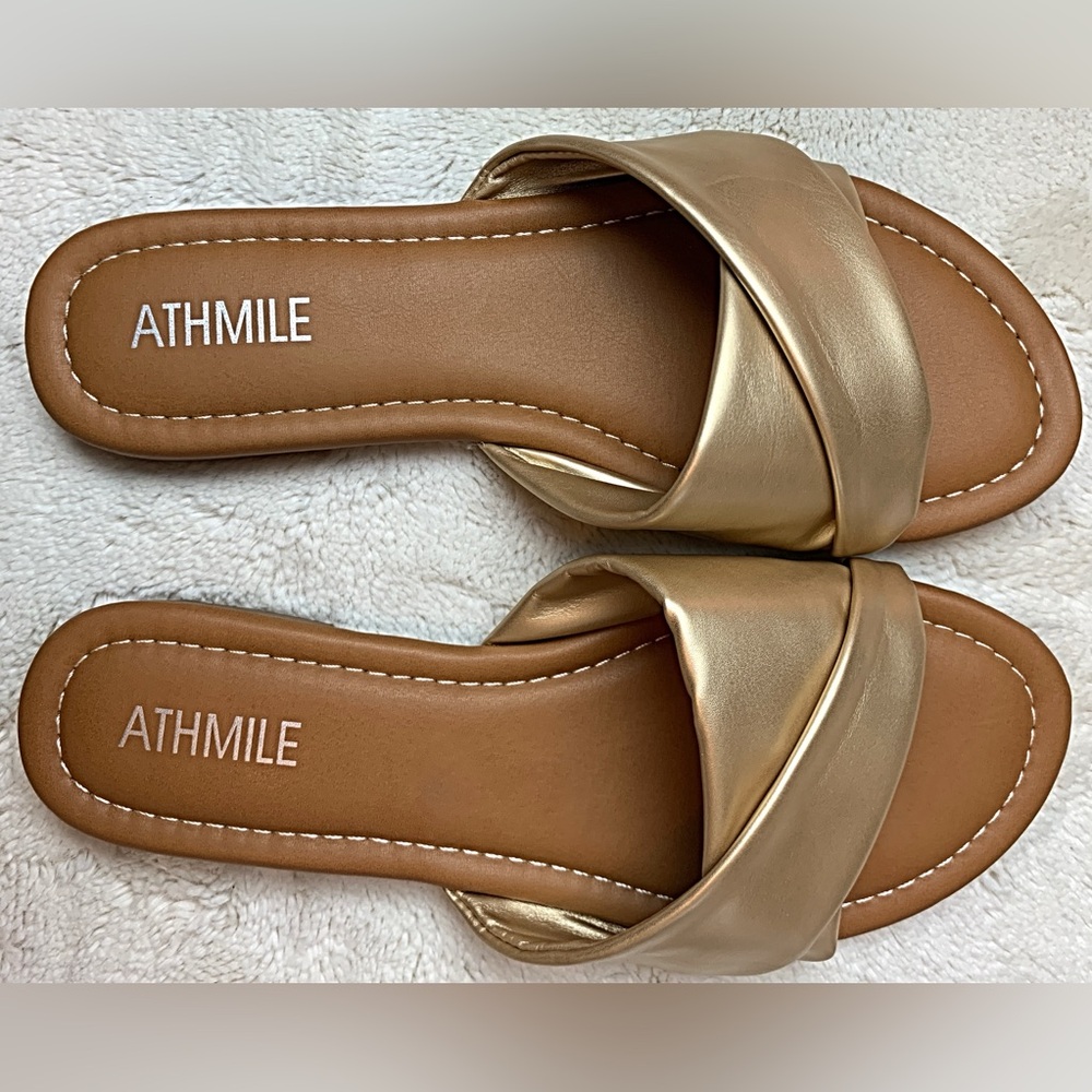Gold faux leather flat sandals. New - Picture 2 of 6